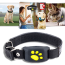 Coleira de rastreamento GPS para animais de estimação da marca Aetomce, mostrando o dispositivo de localização acoplado à coleira.