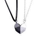 Par de colares magnéticos Taehoxa em prata e preto, com design elegante e detalhes modernos, mostrados em close na imagem
