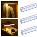 Luminária LED magnética Seenda com sensor de movimento, instalada em canto, iluminando com luz branca brilhante.