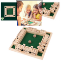 Jogo de dados em madeira para jogos de tabuleiro, com vários dados coloridos em uma superfície de jogo.