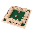 Conjunto de dados de madeira para jogos de tabuleiro, com dados coloridos e detalhes naturais, ideal para jogos em grupo.
