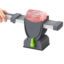 Fatiador de carne manual ajustável na cor cinza, utensílio de cozinha para cortar carne em diferentes espessuras.