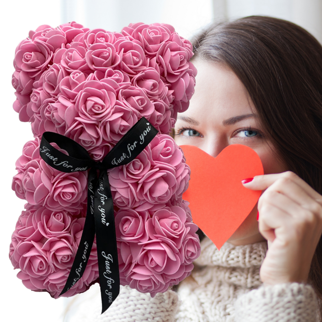 Ours de pelúcia vermelho com rosas, parte da coleção de poupées, coffrets e figurines da marca Bafind.