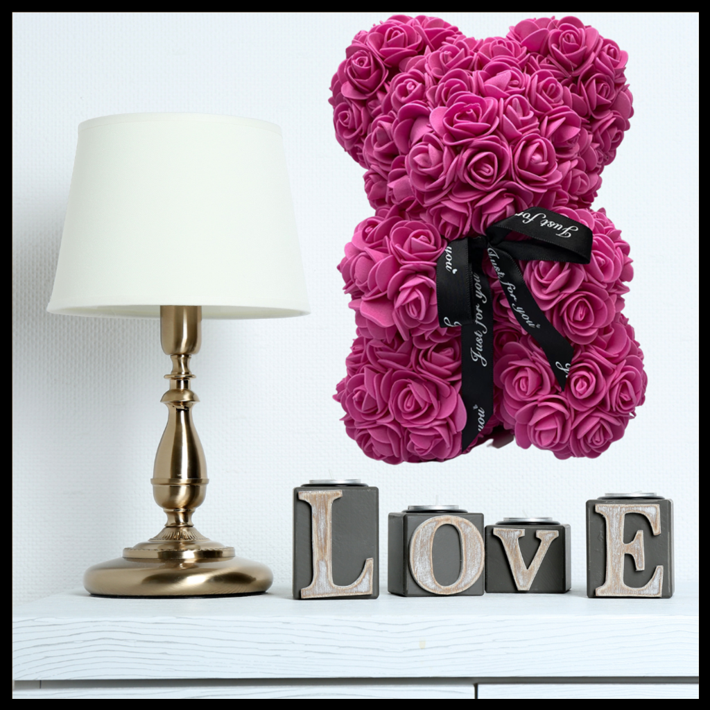 Boneco ursinho Bafind com rosas vermelhas, parte da coleção de poupés, coffrets e figurines, detalhe delicado e colorido.