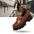 Mocassins em couro bege da Bcbgeneration com semelhas grossas, calçado elegante e confortável para mulheres.