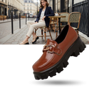 Mocassins em couro bege da Bcbgeneration com semelhas grossas, calçado elegante e confortável para mulheres.