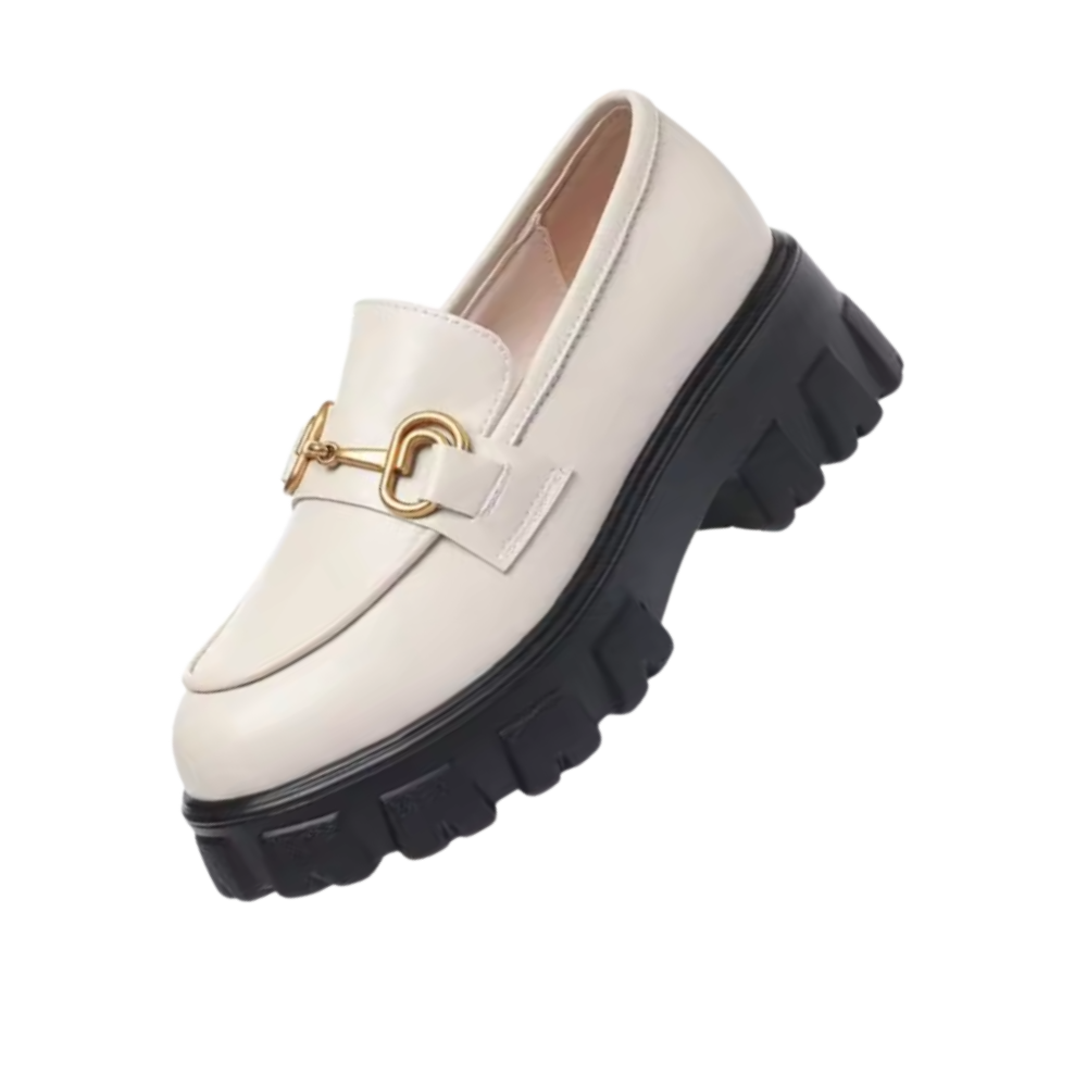 Mocassins em couro bege da BCBGeneration com semelhas grossas, calçado elegante e confortável, para looks casuais e sofisticados.