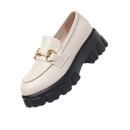 Mocassins em couro bege da BCBGeneration com semelhas grossas, calçado elegante e confortável, para looks casuais e sofisticados.