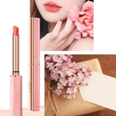 Batom hidratante de cor variável da Boatime, com acabamento rosado, em embalagem de cosméticos para lábios.