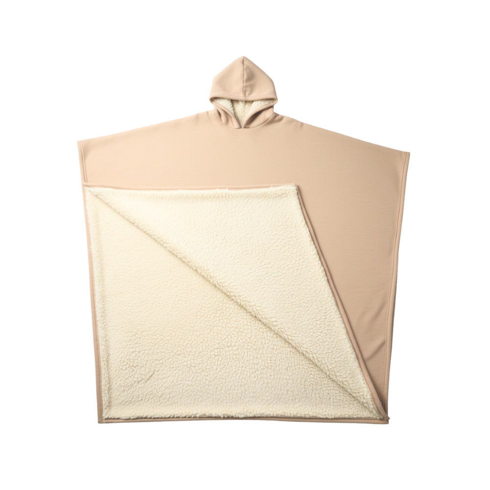 Capa de cobertura com capuz Posh Living, veste de roupas para atividades ao ar livre, em tom bege, com design aconchegante e confortável.