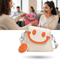 Bolsa feminina pequena Carolilly com alça de ombro, design sorridente e alegre, ideal para ocasiões casuais.