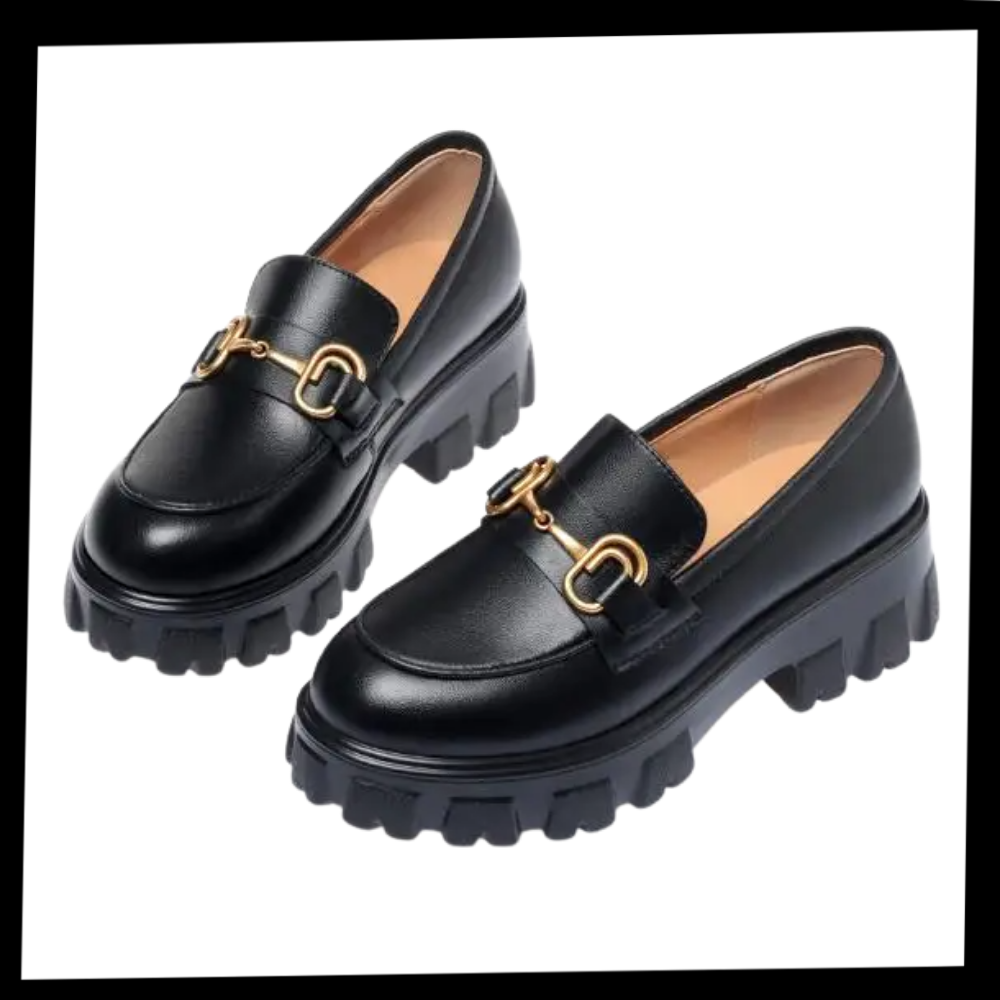 Mocassins de couro elegantes com sola grossa da marca Bcbgeneration, estilo chunky, vistos em pacote de sapatos femininos.