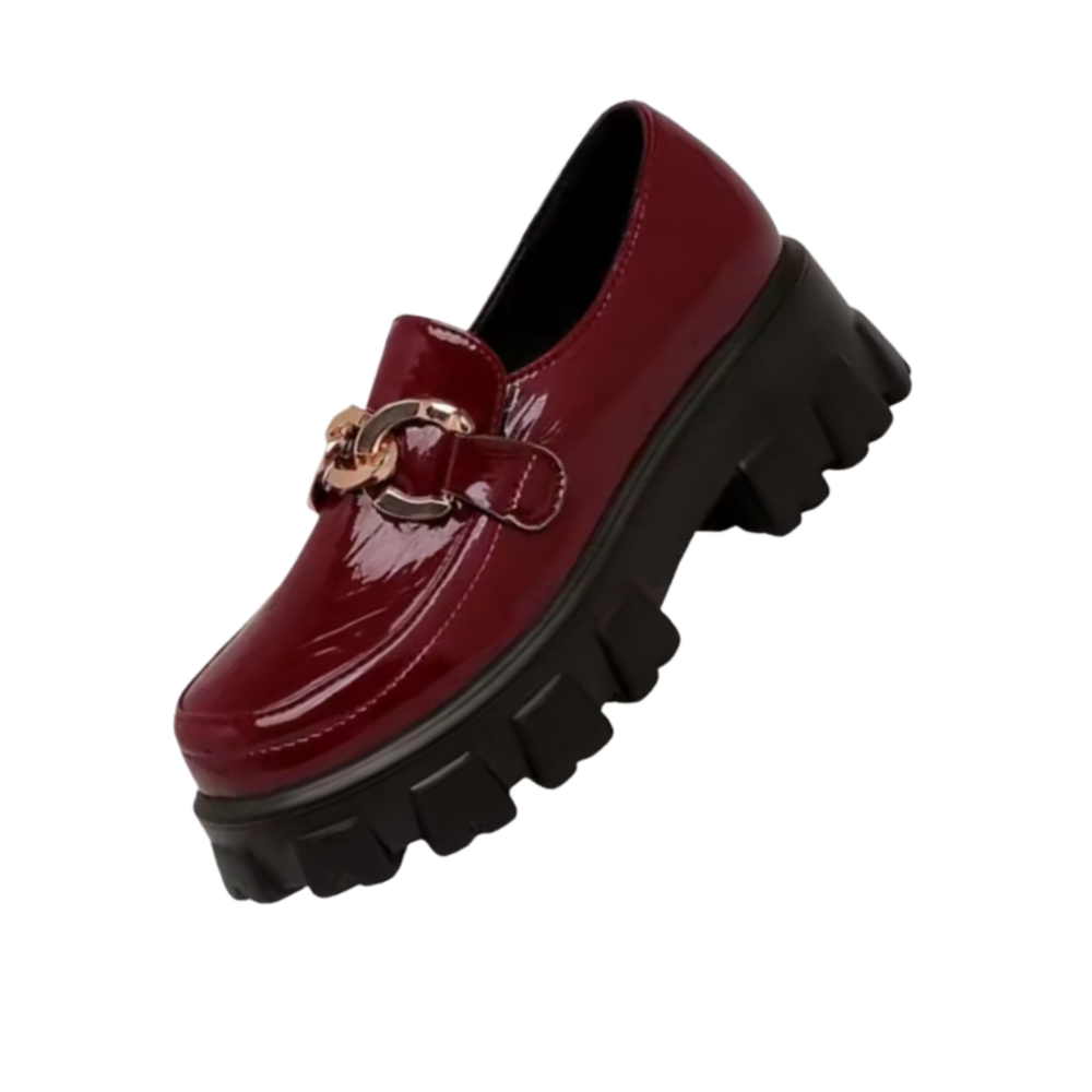Mocassins em couro vermelho da Bcbgeneration com sola grossa e estilo elegante, vistos de lado em imagem de produto.