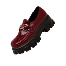 Mocassins em couro vermelho da Bcbgeneration com sola grossa e estilo elegante, vistos de lado em imagem de produto.