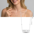Colar clássico Bloomingdale's com três pedras móveis, design elegante e atemporal, em acabamento prateado.