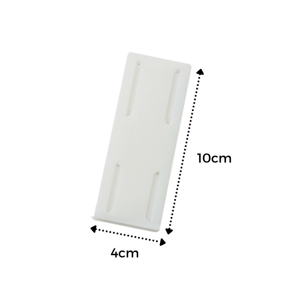 Suporte branco para tomada, acessório para extensão elétrica da marca Cn, fixado em extensão de tomada.