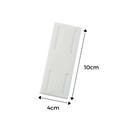 Suporte branco para tomada, acessório para extensão elétrica da marca Cn, fixado em extensão de tomada.