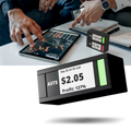 Display digital de bourse e criptomoedas em tempo real com design empilável, marca Coopserbil, para enseignes digitais.