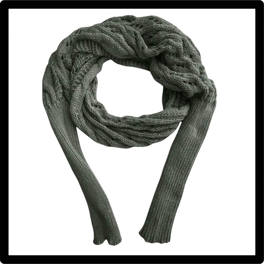 Xale de tricô confortável da Basico com ombros descobertos, ideal para looks elegantes e aconchegantes.