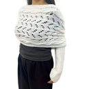 Casaco de tricô branco da Basico com ombros descobertos, estilo aconchegante e confortável para looks casuais.