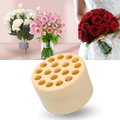 Suporte criativo para arranjos florais, vaso decorativo da marca Otemrcloc, ideal para composições florais criativas.