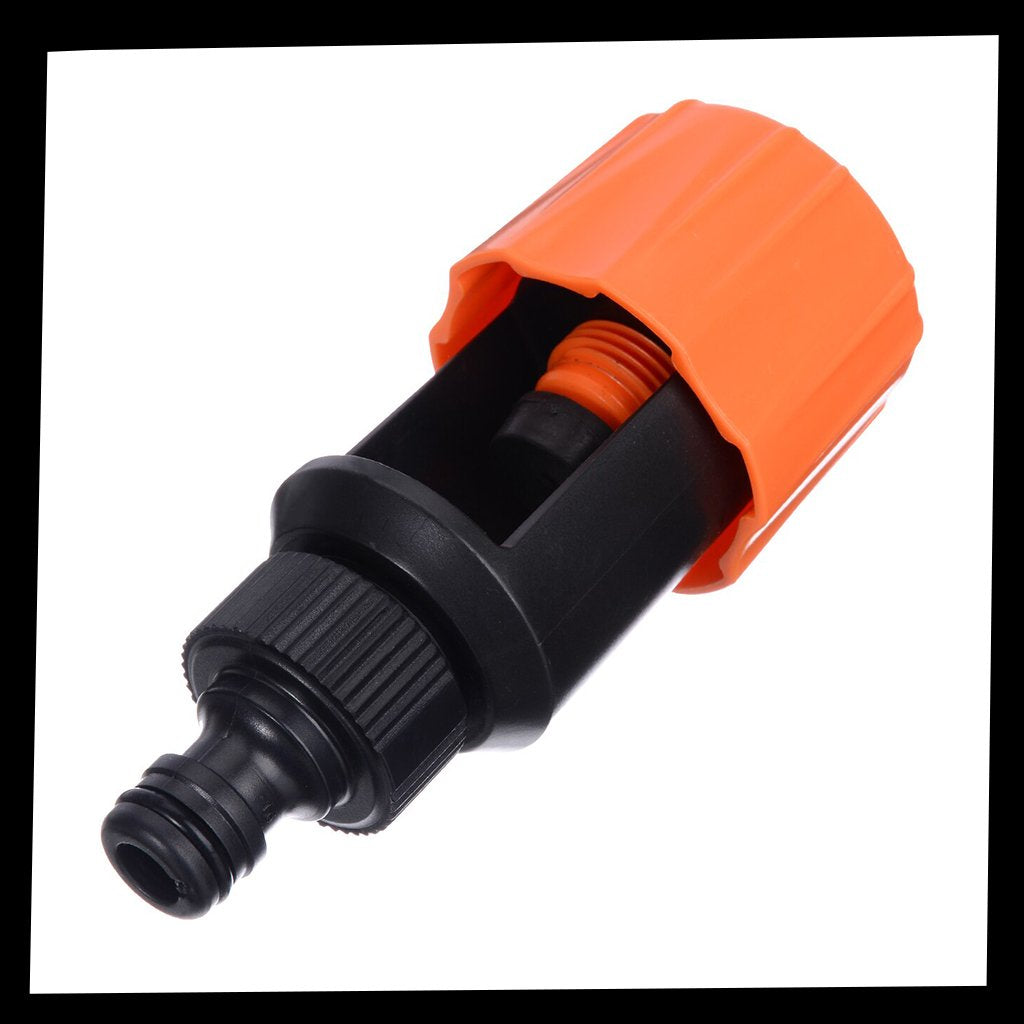 Connecteur de tuyau d'arrosage universel pour robinet de cuisine, pièce de plomberie Egmy en orange, adaptable et facile à fixer.
