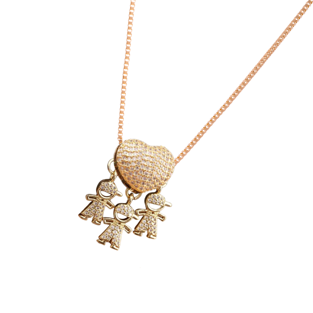 Colar elegante para mãe com pingentes de três meninos, joia da marca Haribason, em estilo sofisticado e delicado.