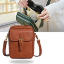 Bolsa transversal vintage e versátil da Matoen, com acabamento elegante e detalhes de couro, ideal para uso diário.