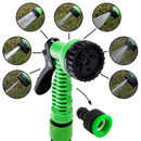 Tubo de jardim extensível com pulverizador Felji para irrigação, mostrado estendido com spray de água.