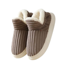 Pantuflas de interior Audeban em pelúcia macia, slip-on aconchegante, cor café, confortável para uso doméstico.