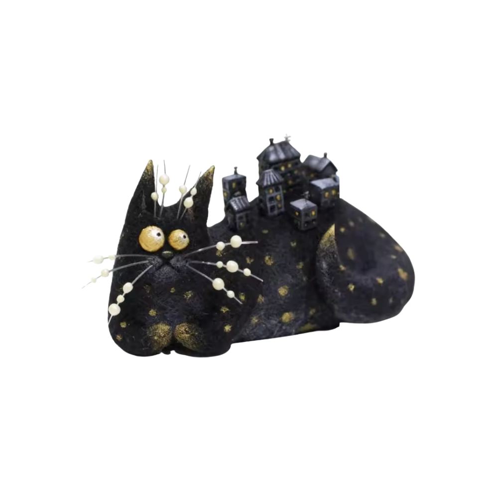 Gato de pelúcia divertido e bagunçado da marca Yiji, decoração espiègle para ambientes lúdicos e criativos.