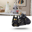 Figurinha de pelúcia animal divertida, despojada e brincalhona da marca Yiji, ideal para decoração divertida.