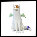 Figura divertida de gato de pelúcia desarrumado e brincalhão da marca Yiji, ideal para decoração lúdica.