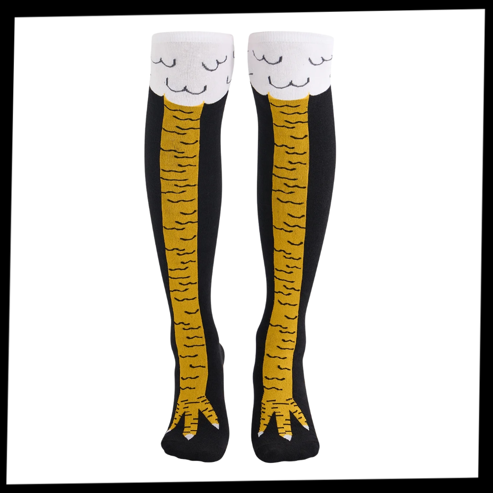 Meias longas da marca Gl com motivo de patas de galinha, estilo divertido para uso casual.