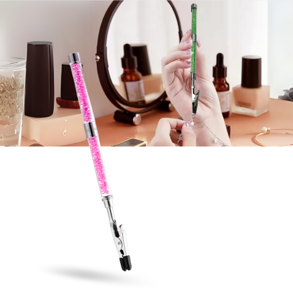 Bracelete da marca Pedaxi com detalhes glamourosos, exibido em uma imagem que mostra o acessório de perto.
