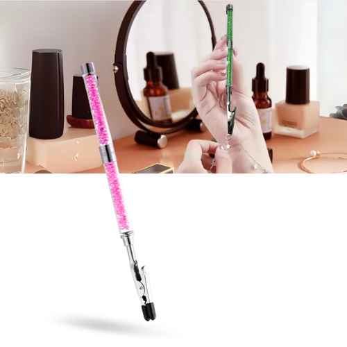 Bracelete da marca Pedaxi com detalhes glamourosos, exibido em uma imagem que mostra o acessório de perto.