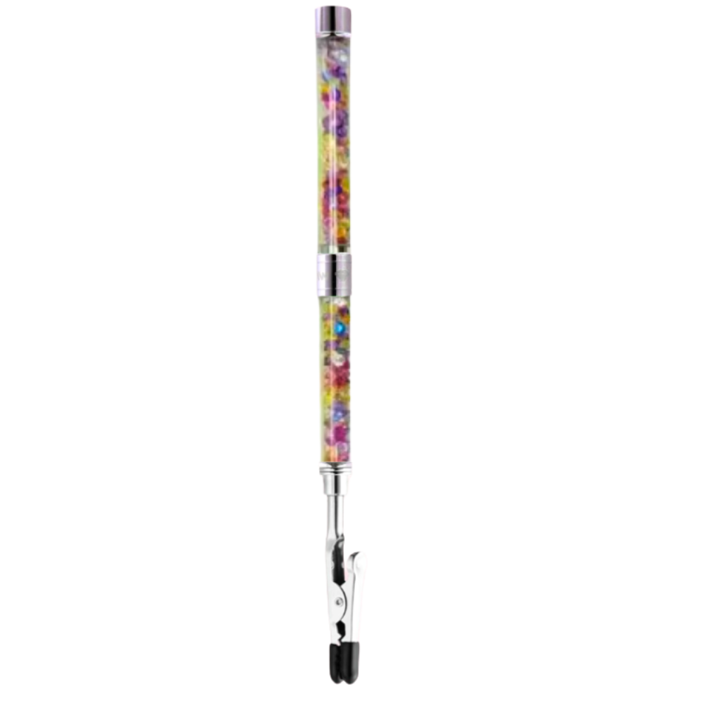 Bracelete Pedaxi com detalhes multicoloridos, mostrando o acessório de encaixe para pulseiras com acabamento brilhante.