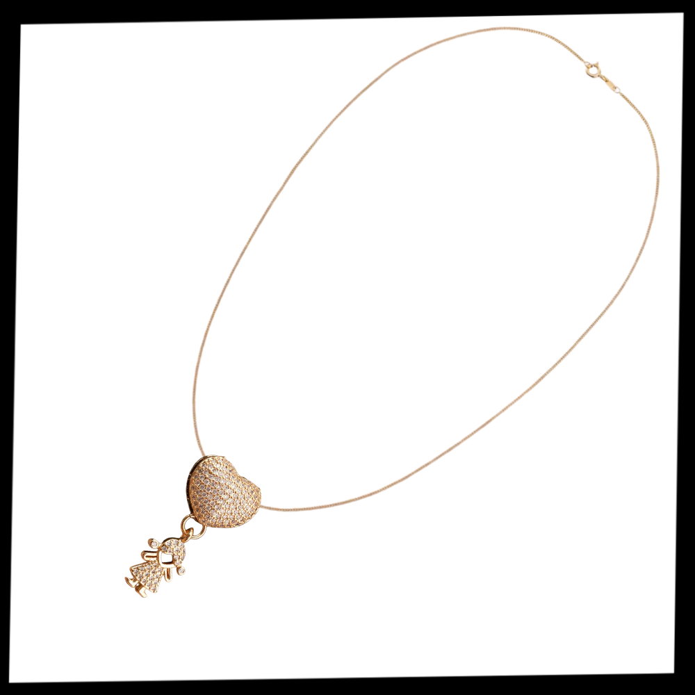 Colar elegante com pingentes para mãe, feito pela marca Haribason, exibido em detalhe na imagem.