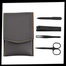 Conjunto de manicure da marca Haribason com estojos marrons, incluindo alicates, lixas e outros instrumentos de cuidados com as unhas.