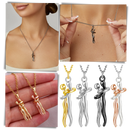 Colar de casal Foviza Câlin com pingentes de abraço, feito em metal com acabamento detalhado, símbolo de amor e conexão.