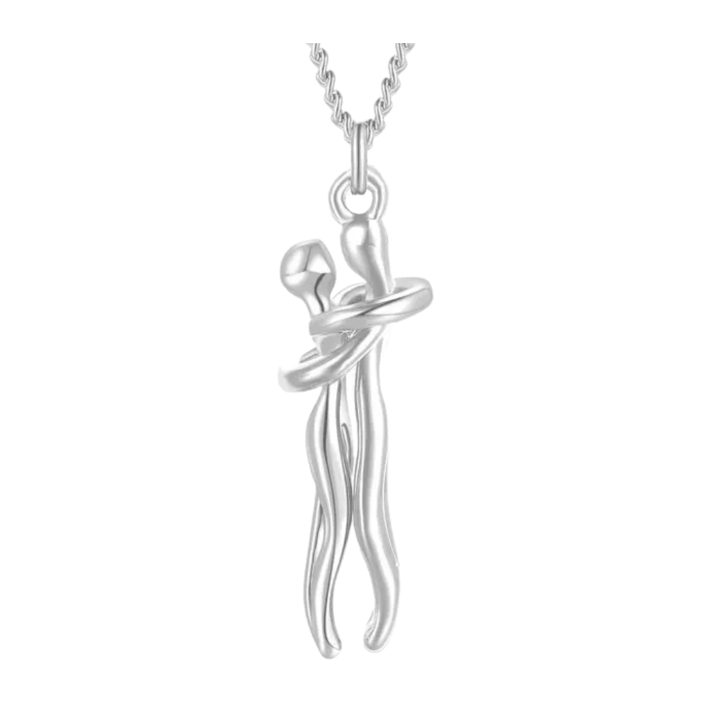 Colar de casal Câlin da Foviza, colar de prata com pingente de abraço, simbolizando amor e conexão entre o casal.