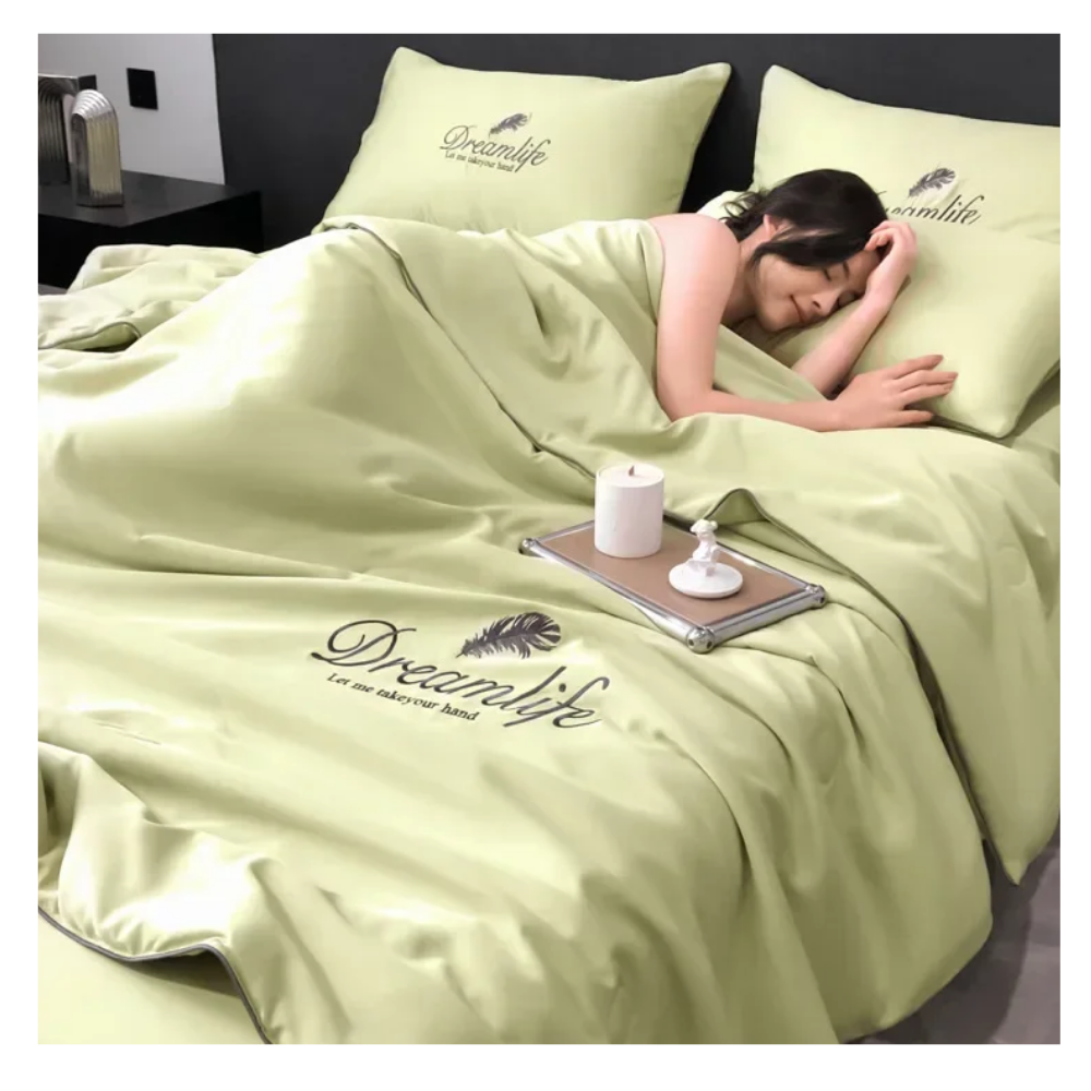 Capa de edredom de seda glacée suave Betiyuaoe em tom azul claro, roupa de cama de alta qualidade e toque macio.