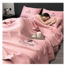 Edredom de cetim de seda glacê Betiyuaoe em tom rosa claro, textura suave e confortável para roupa de cama elegante.