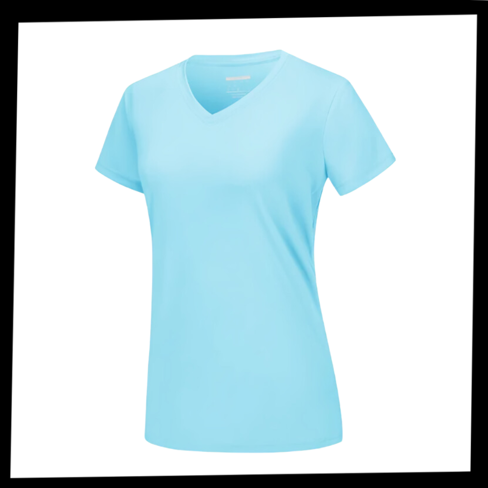 Camisa feminina de alta com gola V refrescante da Fruit Of The Loom, pacote com várias peças, tecido leve e confortável.