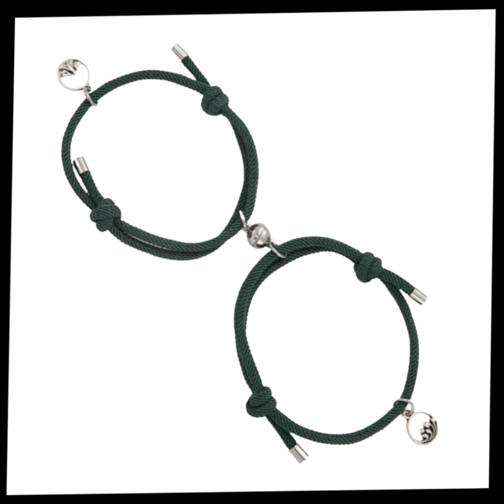 Conjunto de 2 pulseiras magnéticas cinza para casais da marca Ladychenile, com detalhes elegantes e design moderno.