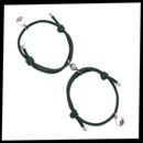 Conjunto de 2 pulseiras magnéticas cinza para casais da marca Ladychenile, com detalhes elegantes e design moderno.