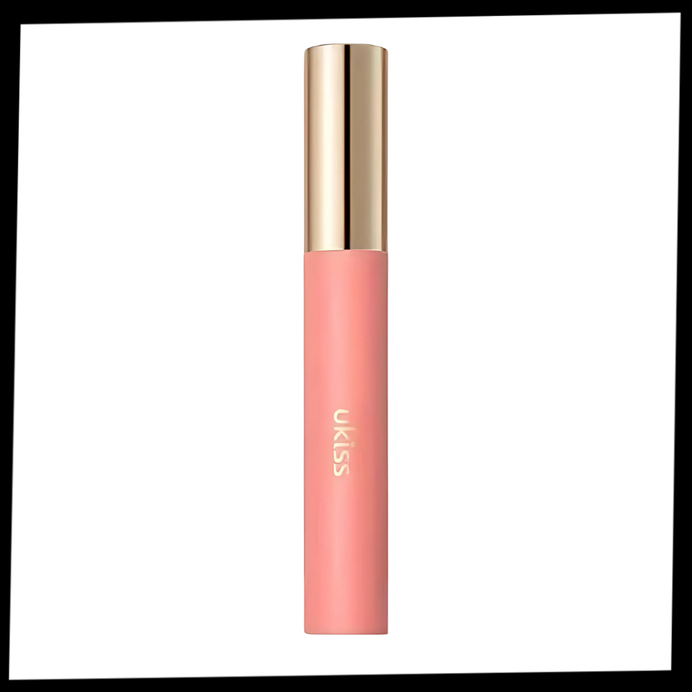 Máscara de cílios Mac Volumazing, efeito esculturante, fórmula intensa e escura, aplicada em cílios bem definidos e alongados.