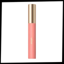 Máscara de cílios Mac Volumazing, efeito esculturante, fórmula intensa e escura, aplicada em cílios bem definidos e alongados.