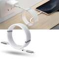 Cabo USB magnético Agptek, cabo flexível para dispositivos eletrônicos com conexão magnética, em uso com aparelho eletrônico.