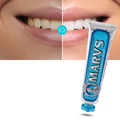 Dentifrício branqueador Marvis de cuidados bucais com sabor de menta, em tubo roxo para higiene dental.